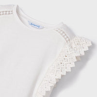 Camiseta con vuelos crochet crudo